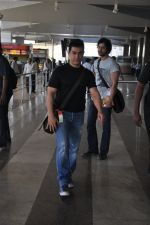Aamir Khan arrives from auto rickshaw son_s wedding in Benares in Domestic Airport, Mumbai on 26th April 2012 (6).JPG